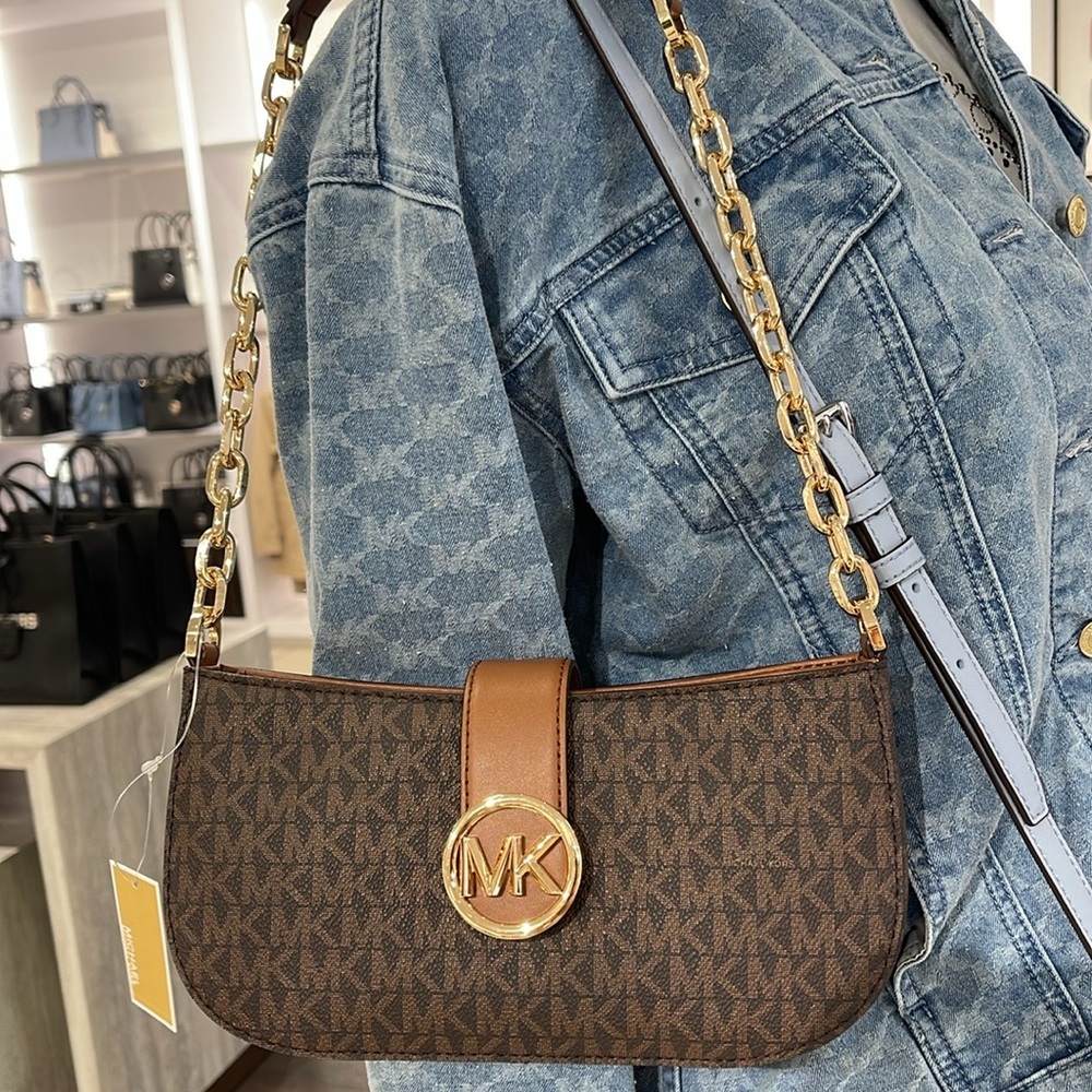 MICHAEL KORS
Carmen Small Shoulder Bag
Brown Signature
NWT - Picture 15 of 16